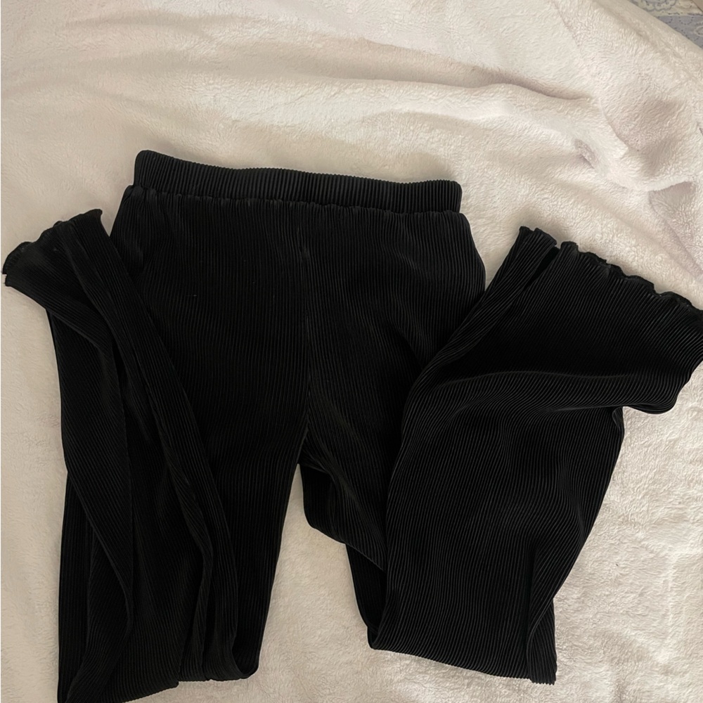 Black loose pant.